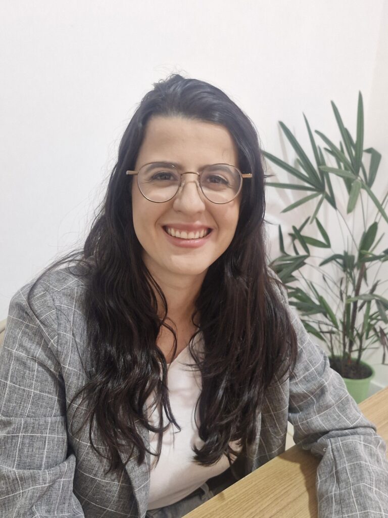Dra Giovana Pellissari Médica Psiquiatra em seu escritório