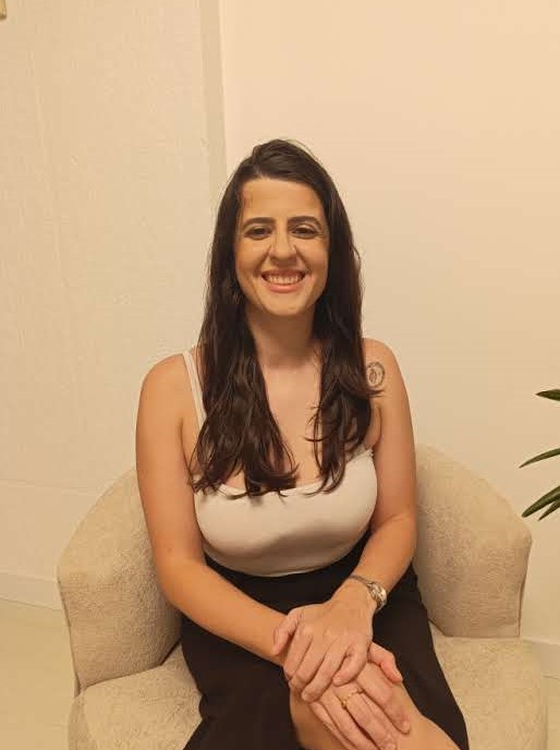 Dra giovana pellissari em seu consultorio