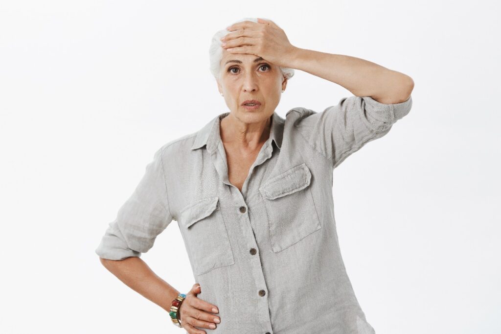 Mulher idosa preocupada com a menopausa
