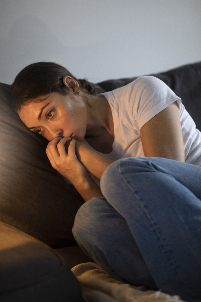 Pessoa depressiva sofrendo no sofá