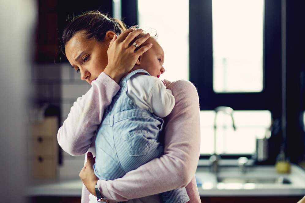 Mãe em sofrimento psíquico com filho nos braços
