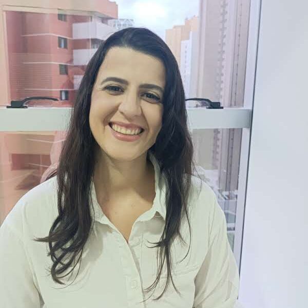 Dra Giovana em seu consultório