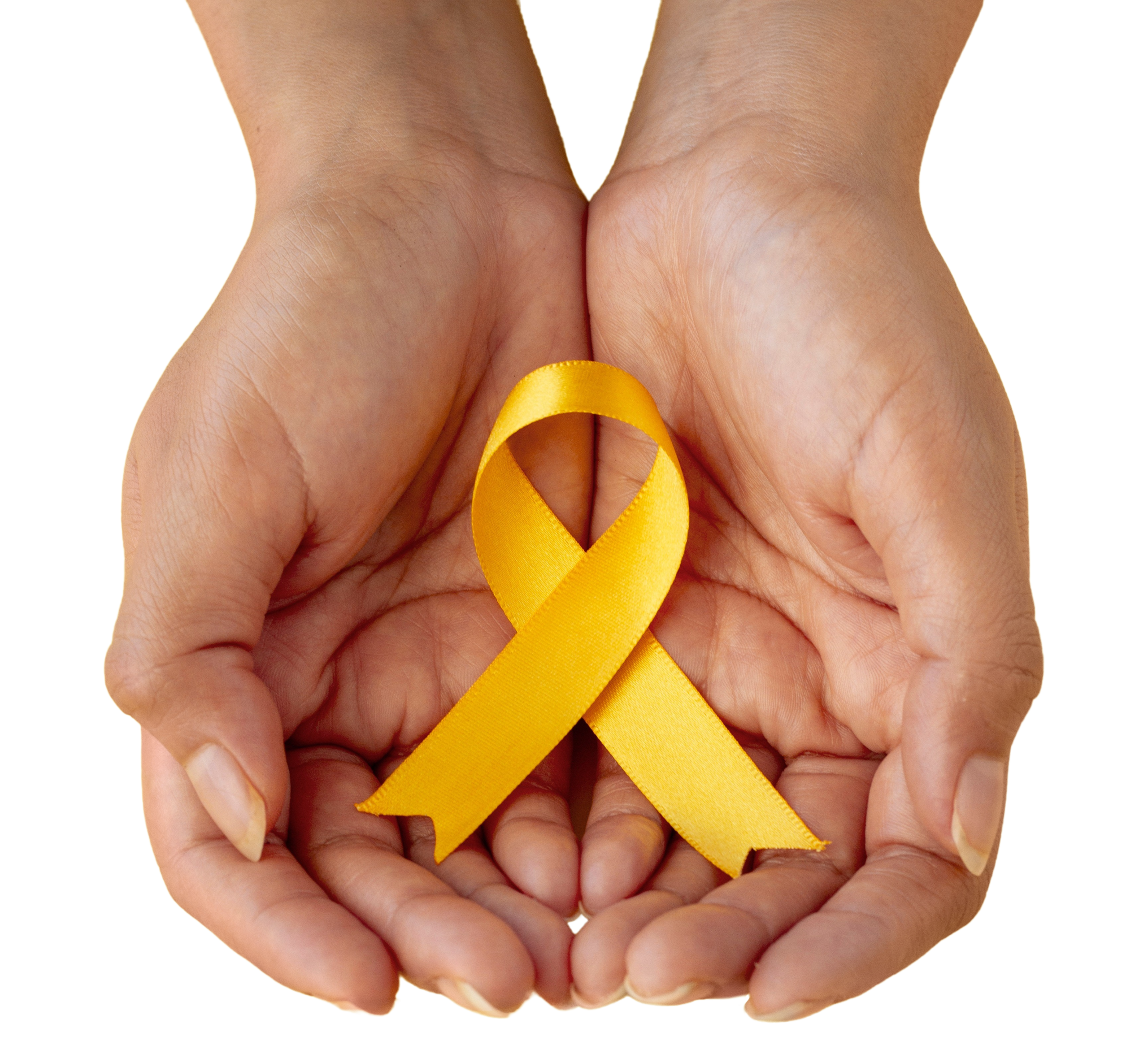 mãos segurando um laço amarelo de setembro amarelo