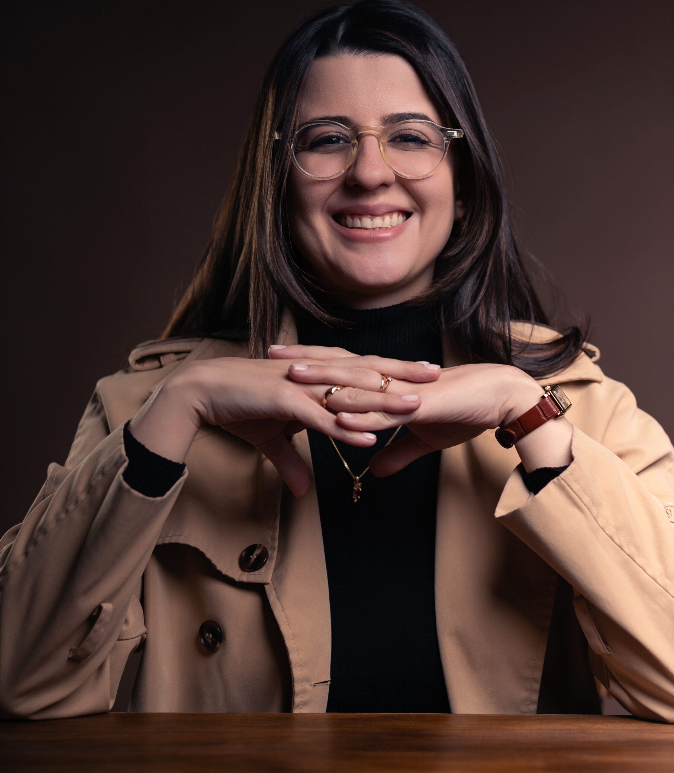 Dra Giovana com um sorriso acolhedor