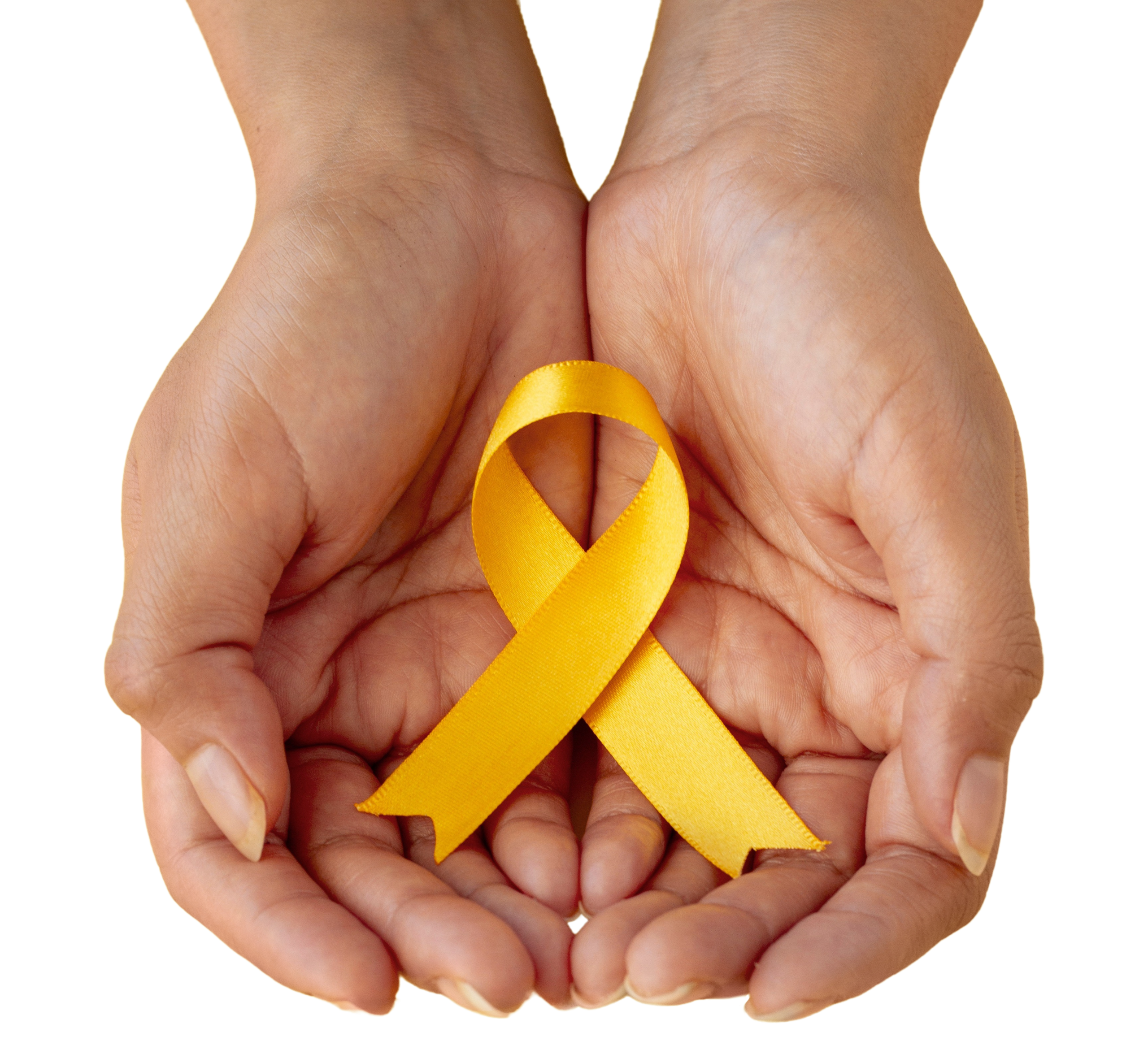 mãos segurando um laço amarelo de setembro amarelo