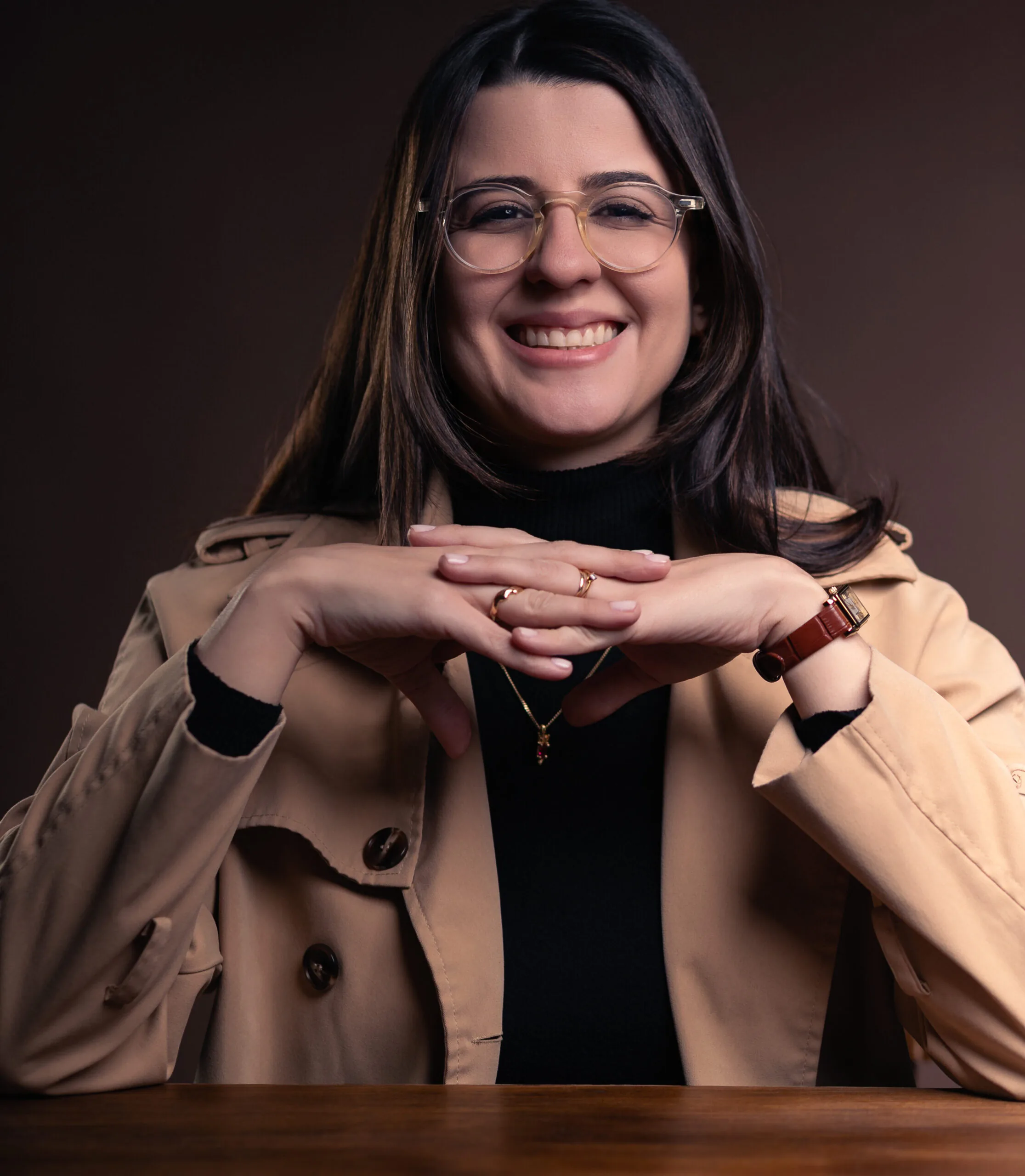 Dra Giovana com um sorriso acolhedor